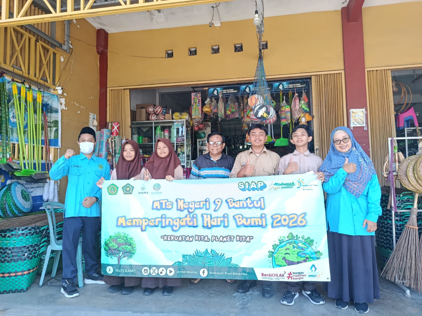 Gandeng Warung Sekitar, MTsN 9 Bantul Optimalkan Program Trash Coin dalam Rangka Hari Bumi 2026